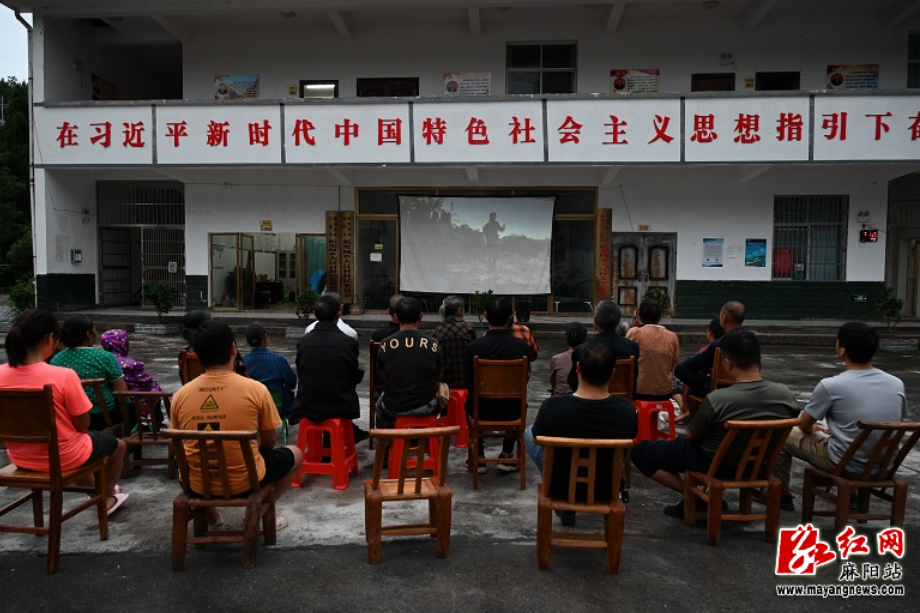 风雨中的守护者：板栗树乡安置点暖流涌动