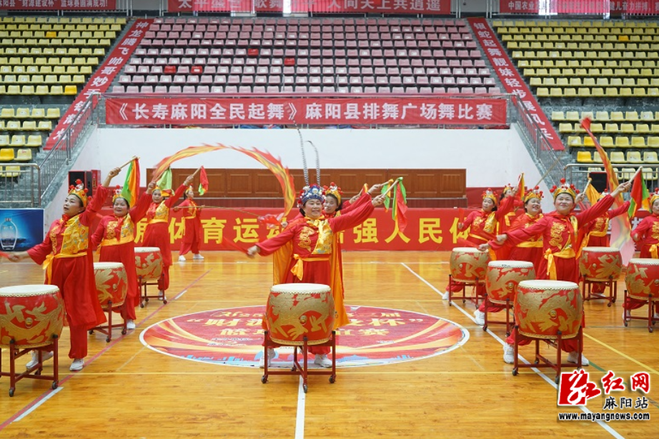 长寿麻阳全民起舞 排舞广场舞比赛燃爆现场