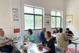 江口墟镇：代表委员与家长“同餐”共筑安心食堂