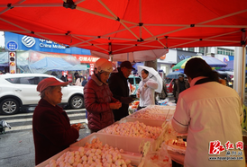 市场红火闹元宵 麻阳元宵节消费市场暖意浓