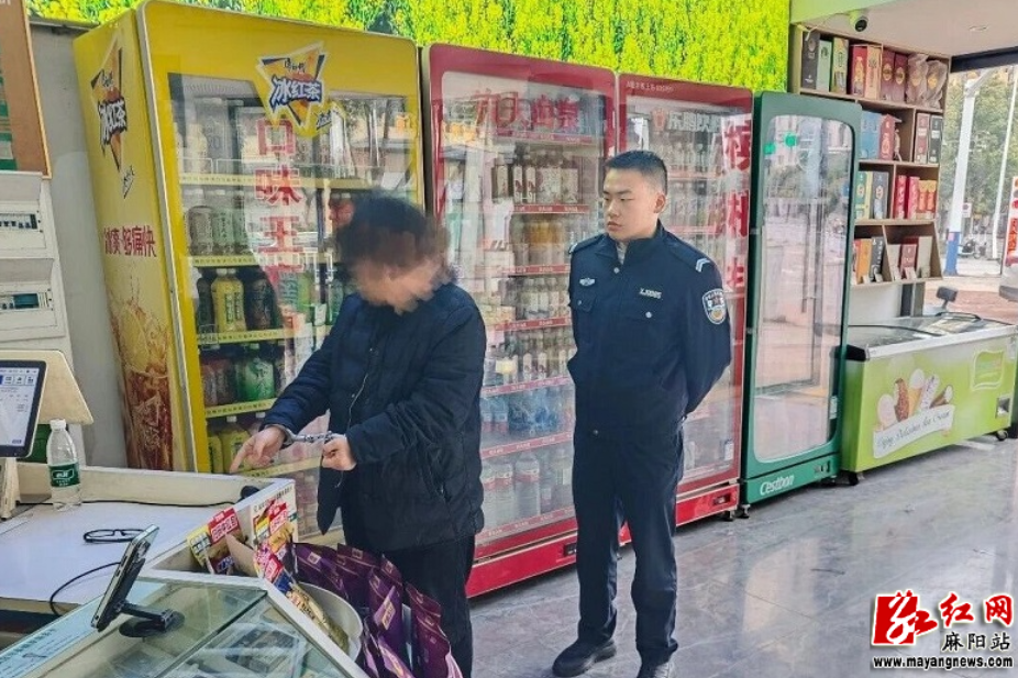 佯装买烟实施抢夺 民警快速出击擒贼