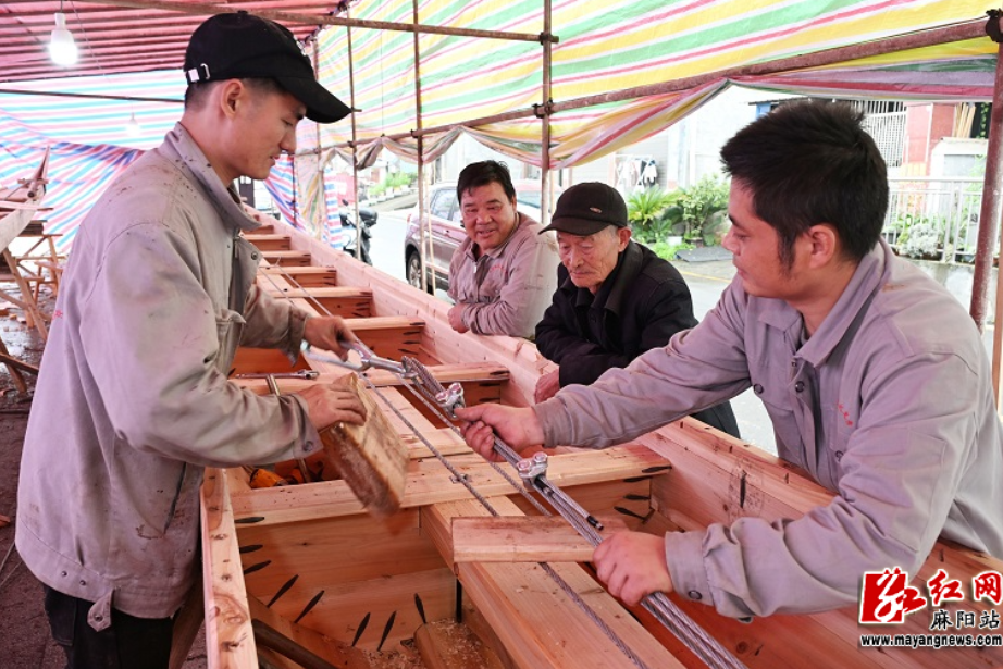 麻阳 8 支 “风火龙” 龙舟赶工冲刺！距全国公开赛不足两月，4 艘已完工       