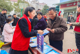 中国人民银行怀化市分行工作队赴文昌阁乡开展学雷锋志愿服务活动