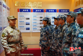 将“开学第一课”搬进军营 麻阳苗乡学子“沉浸式”体验国防教育