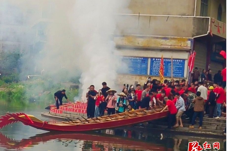 鼓声催奋进 挥桨启新程 麻阳吕家坪长河小镇龙舟队登江训练备战赛事