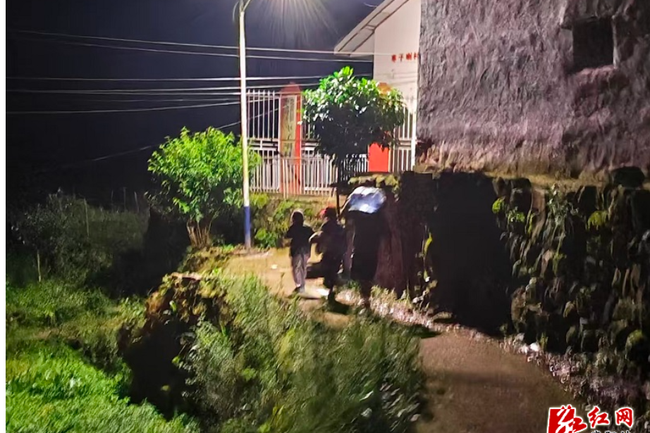 未雨绸缪！板栗树乡干群连夜出击 筑牢防汛“安全堤”