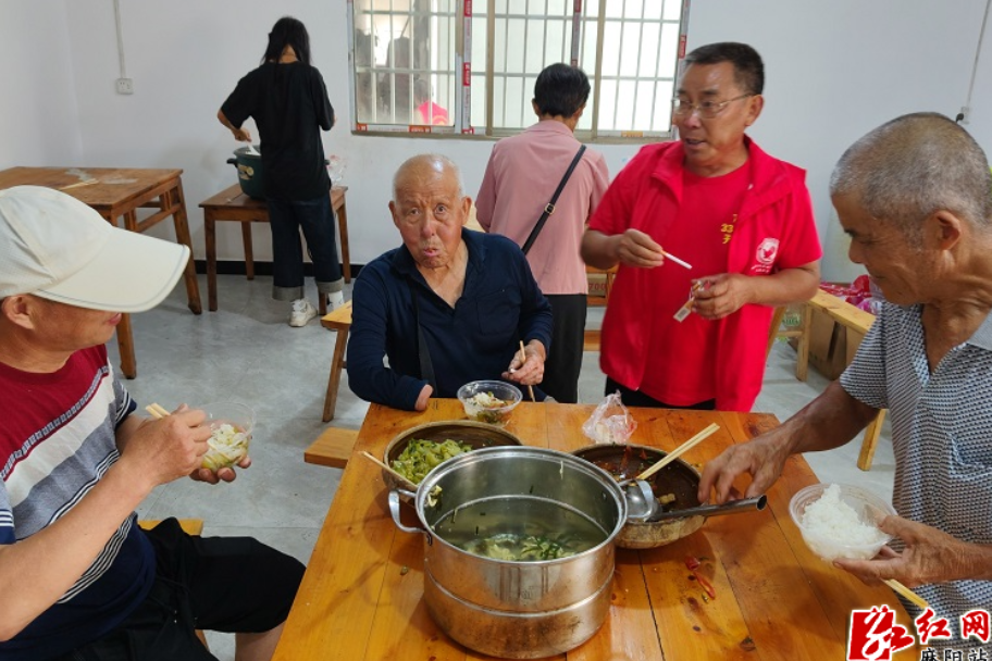 【党旗在防汛抗灾一线高高飘扬】防汛有力度 安置有温度！吕家坪镇高效抓实强降雨防汛工作