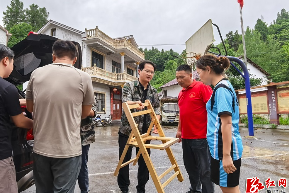 【党旗在防汛抗灾一线高高飘扬】板栗树乡安置点里的折叠坐便椅：关注411名转移群众中老人“说不出的难处”