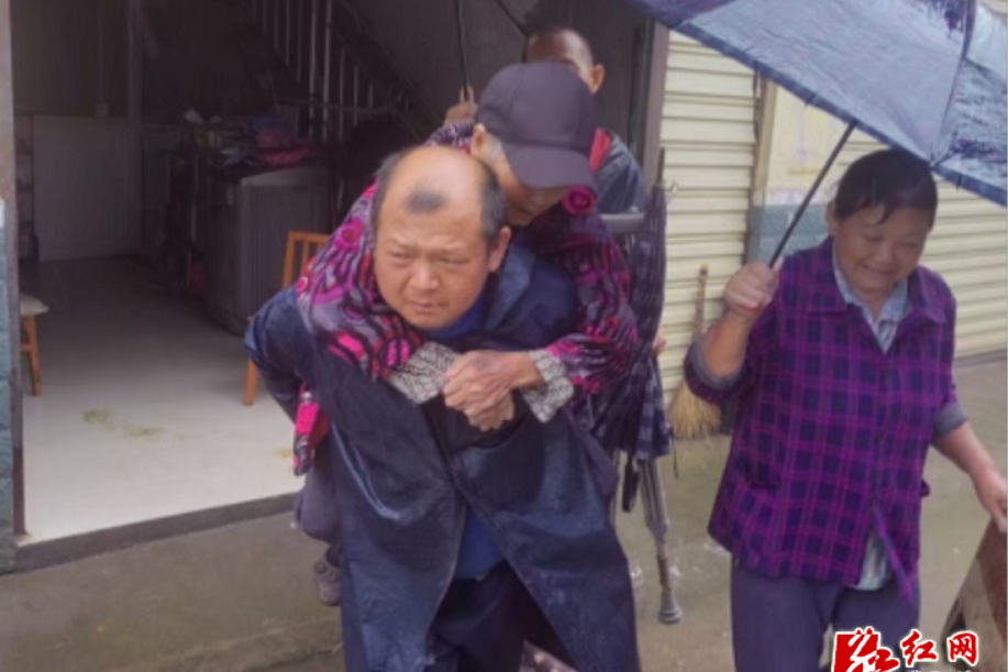 闻“汛”而动显担当 闻令而行护民安 ——高村镇坚决打赢防汛救灾主动仗