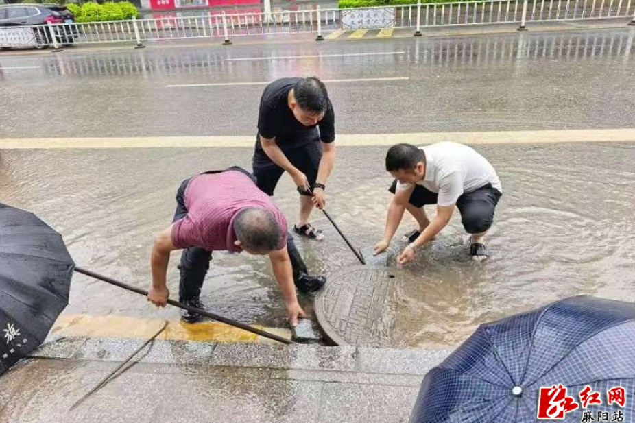 城市的守护者：麻阳城管、市政暴雨中涉水排涝护民安