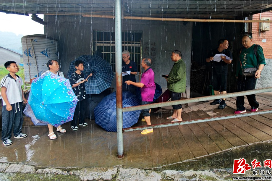 兰里镇苍冲村：风雨坚守护平安 闻汛冲锋显担当