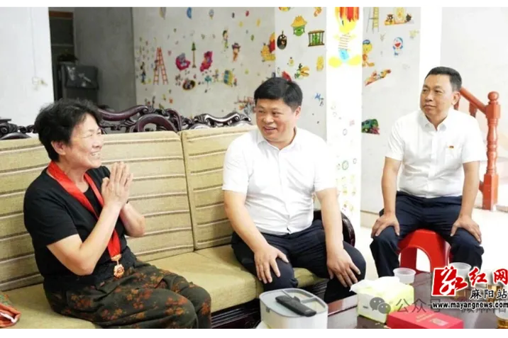 麻学清开展“七一”走访慰问