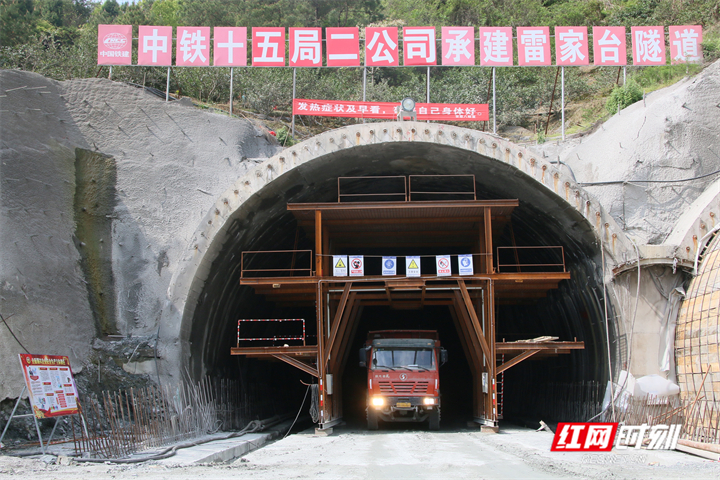 安慈高速隧道建设（毛伟摄）.jpg