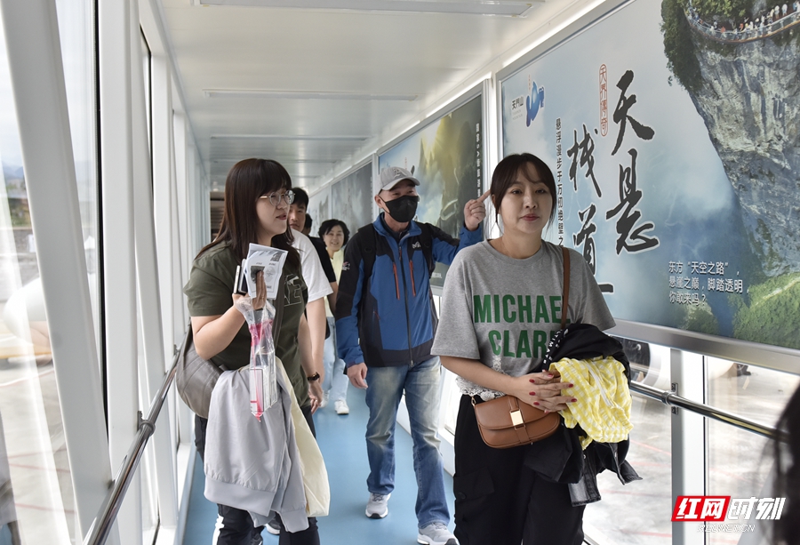 韩国釜山飞抵张家界的BX371次航班准时落地，第一批旅客从出舱到入境。.jpg