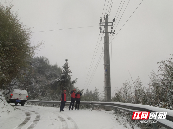 国网武陵源区供电公司共产党员服务队踏雪巡线保供电