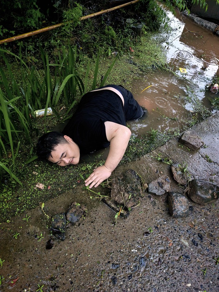 红土坪李晓钢清理水沟.jpg