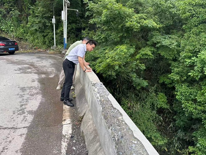 向传果镇长盘塘查看水库.jpg