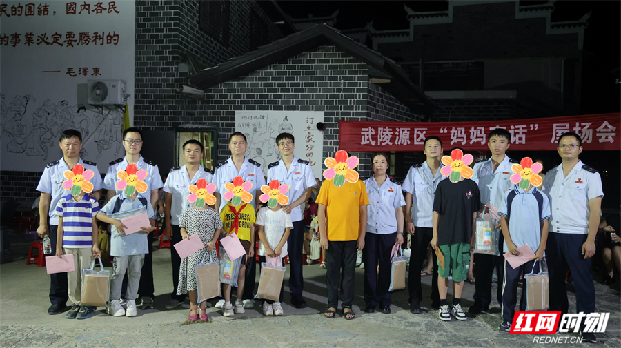 税务“爱心爸妈”还为孩子们逐一送上精心准备的开学礼包，每份礼包都承载着对孩子们的美好祝愿。.jpg