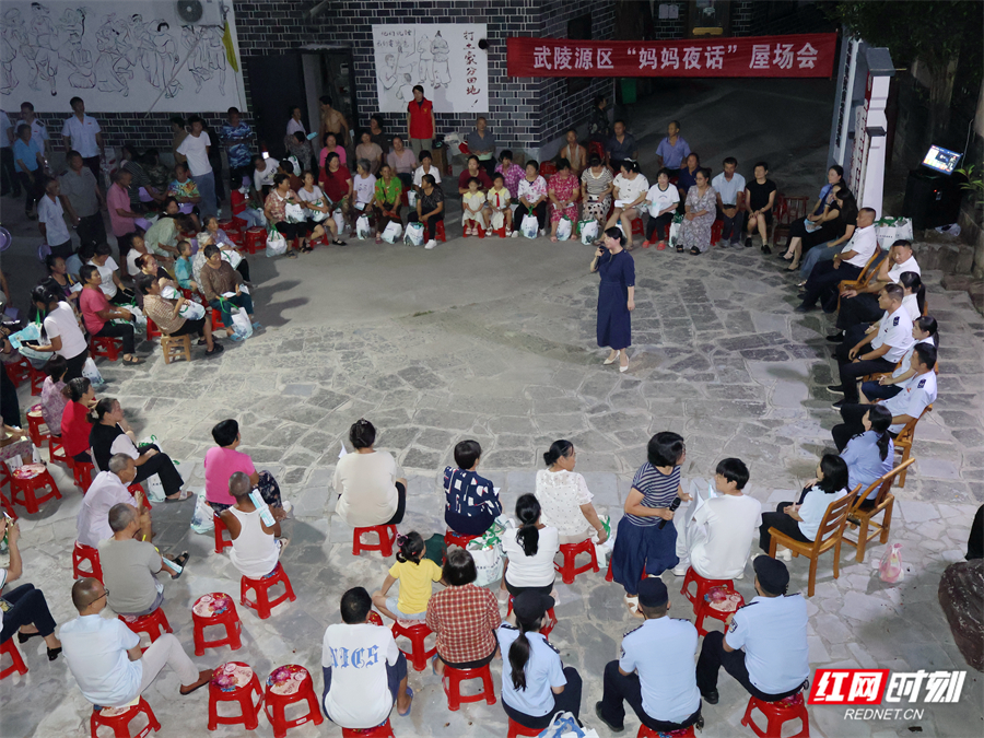 一场以“送政策、送爱心、送健康”为主要内容的“妈妈夜话”屋场会热闹开启。.jpg