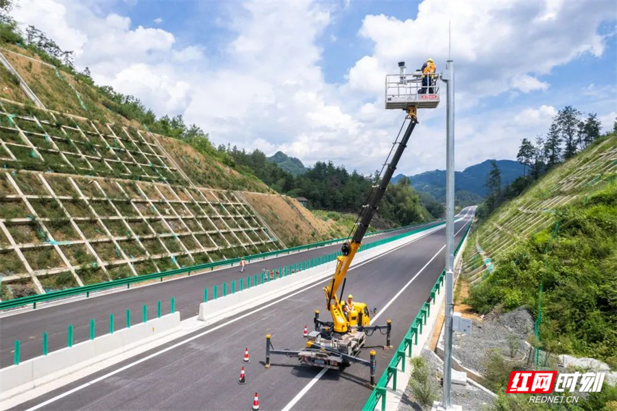 湖南炉慈高速建设施工现场，中铁十局技术人员安装路面监控设备.jpg