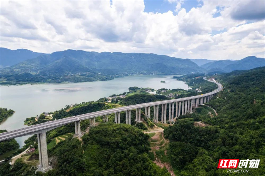 湖南炉慈高速建设施工现场拍摄的金岭1号特大桥.jpg
