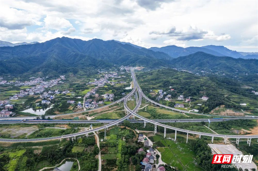 湖南炉慈高速建设施工现场拍摄的慈利西互通枢纽.jpg