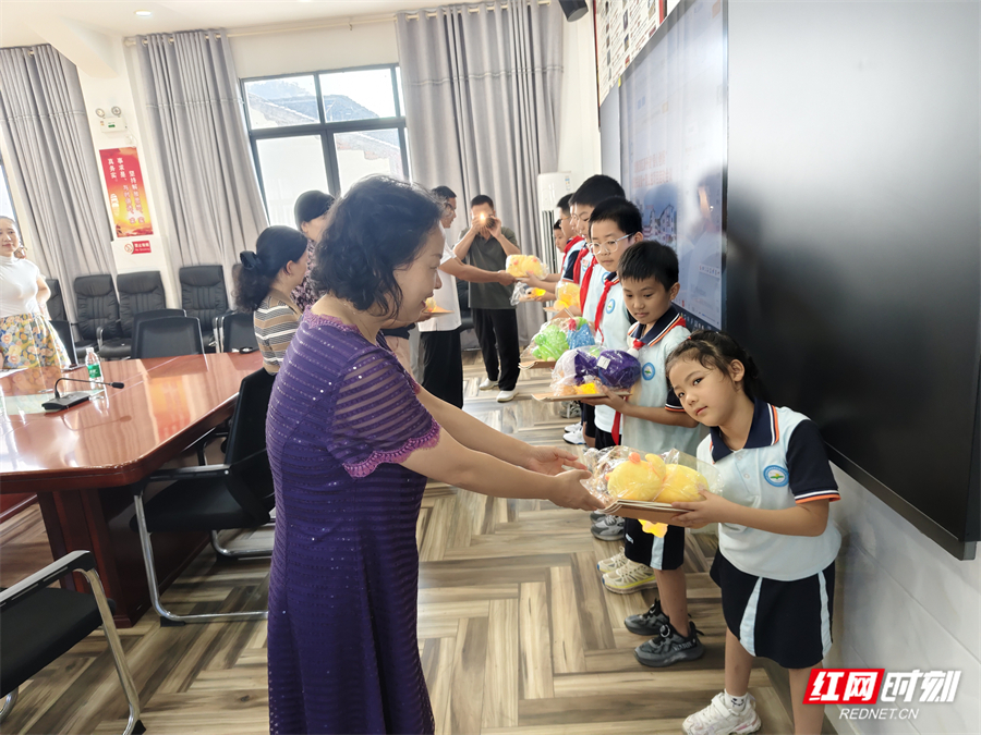 为学生发放成长礼包。.jpg