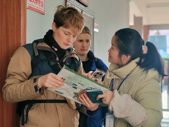 2为外籍友人提供帮忙.jpg 2为外籍友人提供帮忙.jpg