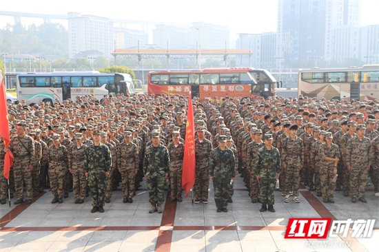 10月11日,张家界学院2026级新生在图书馆门前整齐列队,整装待发。陆睿摄.png