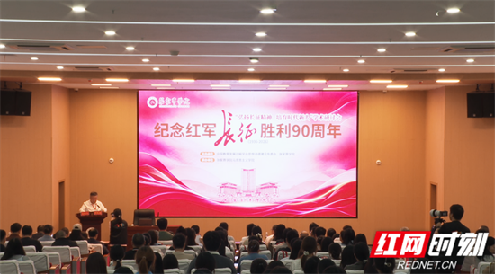 张家界学院党委副书记、校长简德彬做会议开场主持 陈国民摄.png