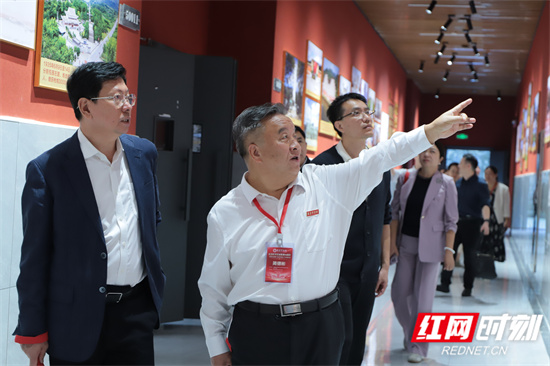 专家学者参观“镜头中的铁血征程:红二方面军长征纪实摄影展” 吴梦灿摄.jpg