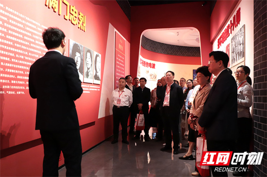张家界学院白崴老师讲解红二方面军长征路上的侯家故事 莫家萱摄.jpg