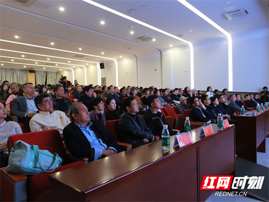 全体参会人员一同观看《传奇》纪录片首映 奉永顺摄.jpg