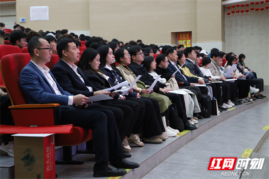 现场观众认真听讲 张孝忠摄.jpg