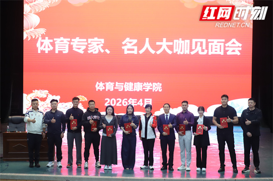 刘少英为专家大咖送上纪念证书 李昊摄.jpg