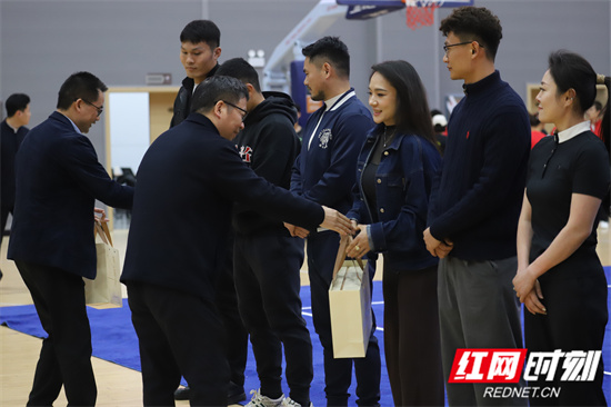 校领导向受邀嘉宾赠送纪念礼品 田宇希摄.jpg