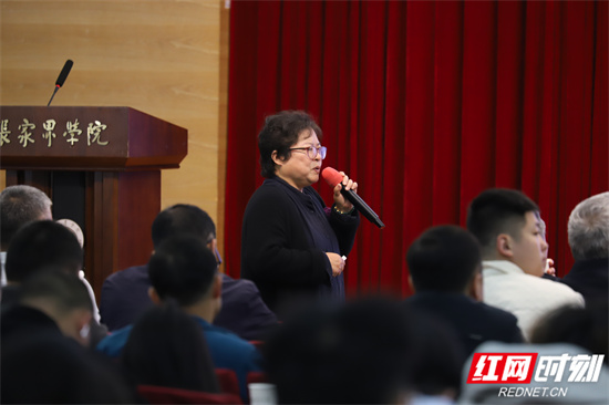 主讲人石继丽深情讲述张家界本土英雄事迹 胡超摄.jpg