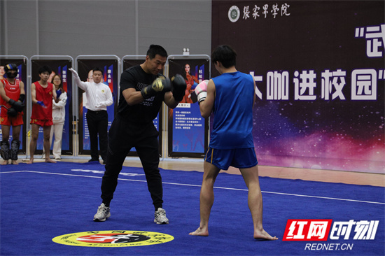 展演现场 行业大咖登台展示 李晴摄.jpg