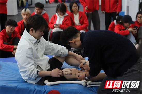 专家对学生进行现场指导 吉彤曜摄.jpg