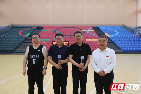 杯载友谊 致敬同行 陈国民摄 (1).jpg