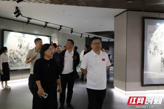漫步美术馆，邂逅艺术之美 吉彤曜摄 (1).jpg