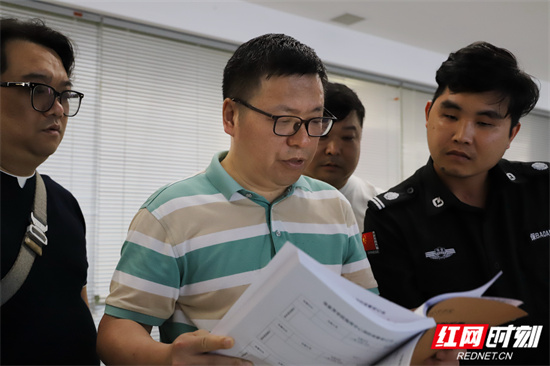 张家界学院党委书记鲁荣波对治安防控工作进行检查 张孝忠摄.jpg 张家界学院党委书记鲁荣波对治安防控工作进行检查 张孝忠摄.jpg