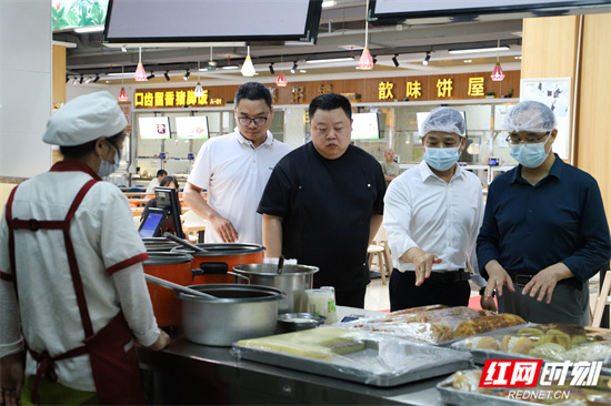检查组对食堂食品安全进行检查 王梓渲摄.jpg 检查组对食堂食品安全进行检查 王梓渲摄.jpg