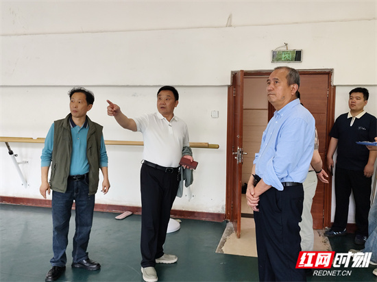 检查组人员实地查看教学场所 袁婷摄.jpg 检查组人员实地查看教学场所 袁婷摄.jpg
