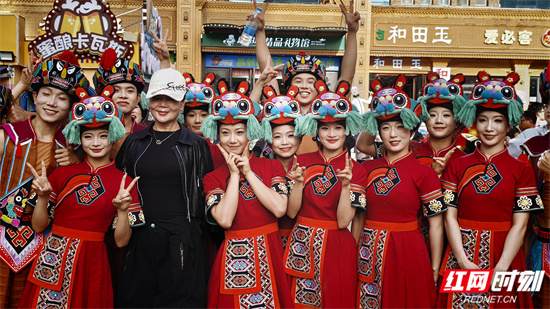 与游客合影.jpg 与游客合影.jpg