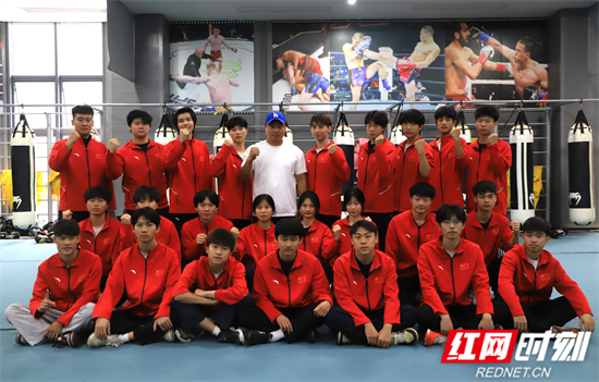 谢创与参训学生合影 李晴摄.png 谢创与参训学生合影 李晴摄.png
