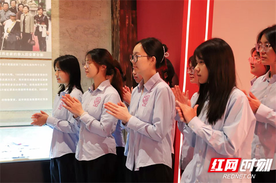 同学们认真聆听 陈佳仪摄.jpg