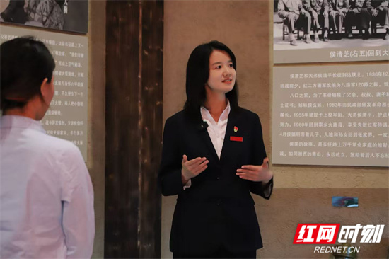 主讲人李永甜老师讲述故事 陈佳仪摄.jpg