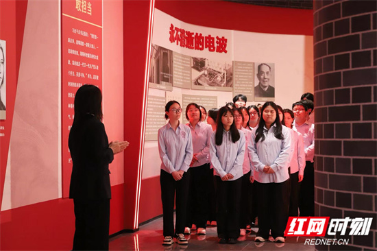 场馆内同学们参观学习 陈佳仪摄.jpg