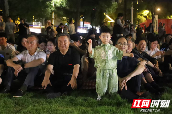 夏夜席地听歌 陈小丫摄.jpg 夏夜席地听歌 陈小丫摄.jpg